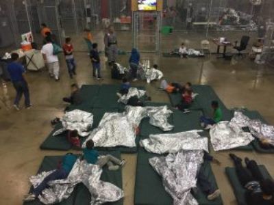 Amnistía afirma que una orden ejecutiva encarcela indefinidamente a familias y causa un daño adicional a niños y niñas en Estados Unidos.