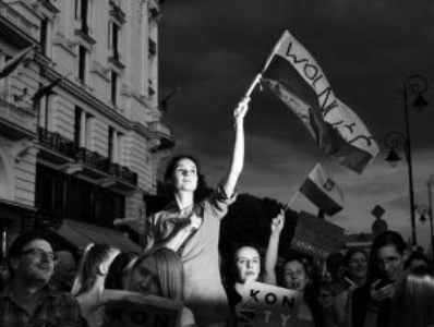 Amnistía afirma que manifestantes pacíficos desafían los crecientes ataques contra la libertad de reunión en Polonia.