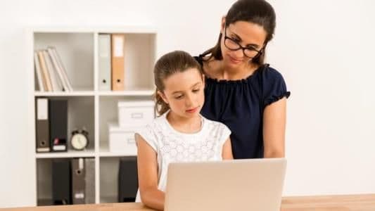 En España: «¿Cuándo pasa a ser delito el control de los padres sobre sus hijos en lo que a Internet se refiere?»