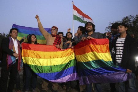 Corte Suprema de India despenaliza relaciones entre personas del mismo sexo.