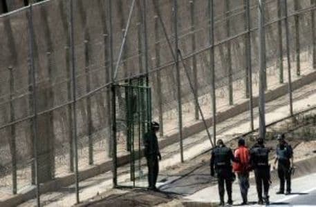 Amnistía solicita que se derogue ley que permite expulsión de personas sin garantías procesales en España.