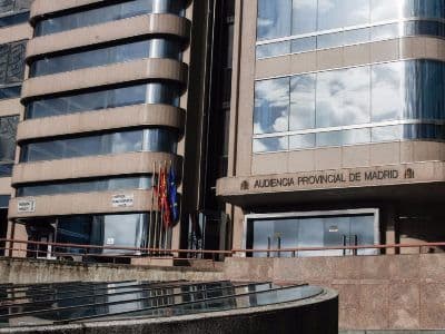 En España: Acerca de la primera condena a una 'uploader' por subir archivos musicales a webs piratas.