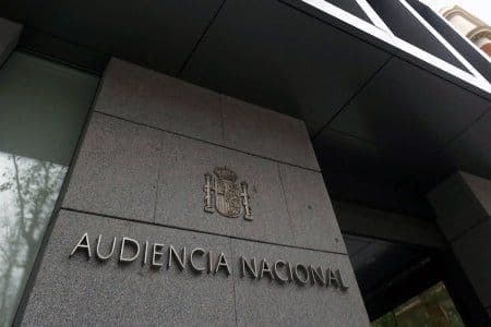En España: Indemnizado con 52.000 euros por perder el contacto con sus hijas menores debido a los retrasos de la justicia en resolver.