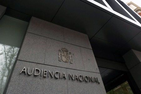 En España: Indemnizado con 52.000 euros por perder el contacto con sus hijas menores debido a los retrasos de la justicia en resolver.