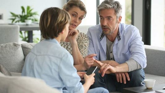 En España: El Tribunal Supremo avala que los padres revisen los dispositivos de sus hijos sin su consentimiento.