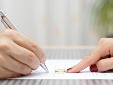 En España: La resistencia de la esposa a liquidar el patrimonio común tras el divorcio, se considera un cambio de las circunstancias y justifica el desalojo de la vivienda.