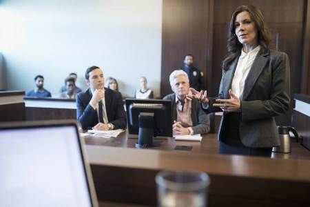 A propósito de una sentencia del TS español, escriben: «Los abogados deben avisar que no pueden acudir a un juicio o que se van a retrasar cuando tienen otra audiencia».
