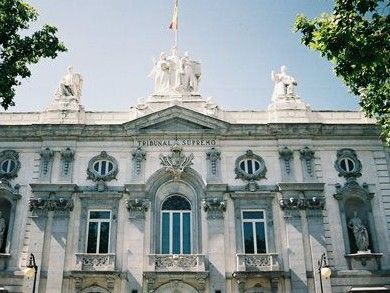 En España: El Supremo abre la puerta a que los padres dejen de pasar pensión a los hijos mayores de edad que no quieren tener relación con ellos.