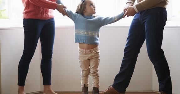 Caso español: Aplazamiento de la custodia compartida hasta que la hija cumpla 3 años, implantándose gradualmente.