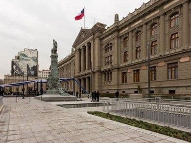 Corte de Santiago confirma fallo que impugnó proceso de licitación municipal.