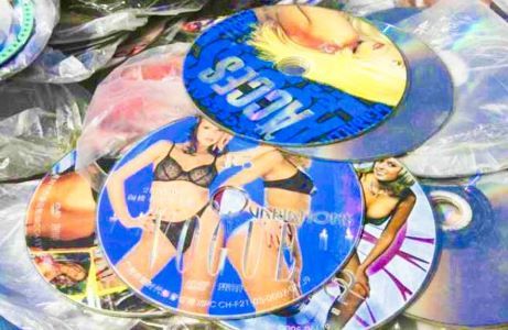 En Estados Unidos: Demanda a sus padres por «destruir» su valiosa colección de porno y les reclama 25.800 euros como compensación.