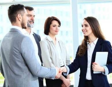 En España: Los abogados no podrán incitar a juicios en la publicidad de sus oficinas.