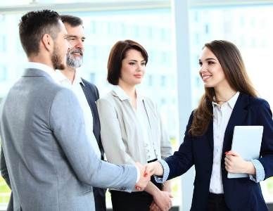 En España: Los abogados no podrán incitar a juicios en la publicidad de sus oficinas.