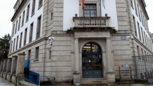 En España: Cuatro años de cárcel a un hombre por estafar 127.000 euros a una mujer que conoció por Internet.