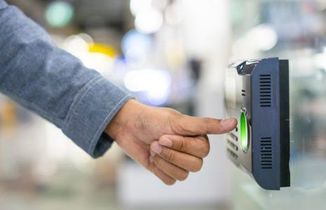 En España: La AEPD permite el uso en el registro de jornada de la huella dactilar y los datos biométricos con determinadas garantías.