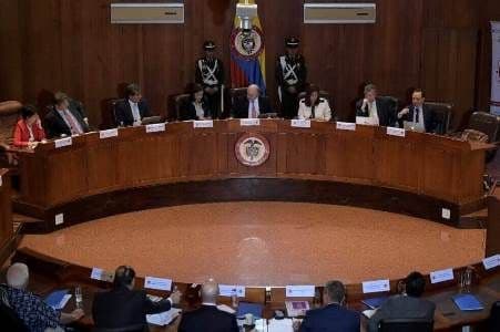 En Colombia: Derecho a educación prima sobre autonomía universitaria en cobro de matrículas.