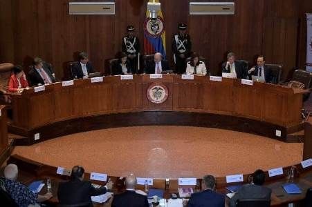 En Colombia: Derecho a educación prima sobre autonomía universitaria en cobro de matrículas.