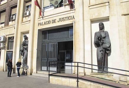 Caso español: Una joven pierde la pensión alimenticia de su padre por no estudiar y no buscar trabajo.