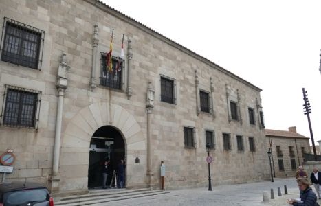 En España: Condenan a una mujer a pagar 855 euros por dar una patada en los genitales a un hombre.