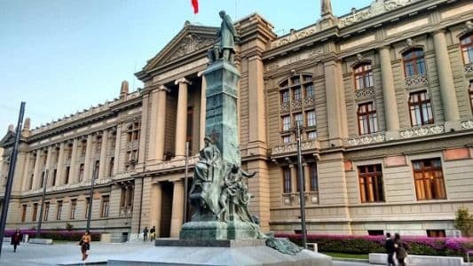 Corte de Santiago acoge demanda por despido injustificado de jefa de local comercial.