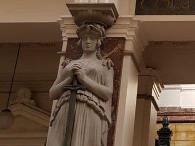 CS confirmó sentencia que rechazó protección deducida contra inmobiliaria por cambiar reja que cerraba pasaje.