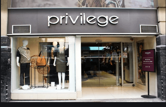 Juzgado de Letras del Trabajo de Santiago confirma multa por accidente laboral en tienda de ropa.
