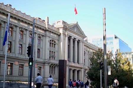 CS confirmó sentencia que rechazó protección deducido por comerciante contra Sociedad Administradora del Terminal Pesquero por construcción de paredes divisorias entre inmueble del recurrente y el espacio colindante al terminal metropolitano.