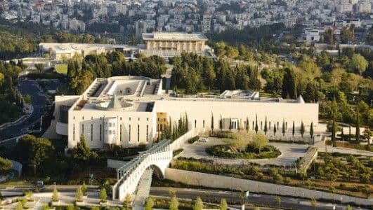 Corte Suprema de Israel resolvió que la preceptiva legal que excluyen a hombres solteros y parejas del mismo sexo del derecho a la subrogación son inconstitucionales.