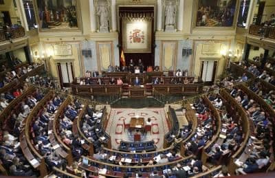 Congreso español decide suspender por dos semanas su funcionamiento debido a la propagación entre sus miembros de coronavirus.