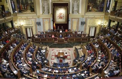 Congreso español decide suspender por dos semanas su funcionamiento debido a la propagación entre sus miembros de coronavirus.