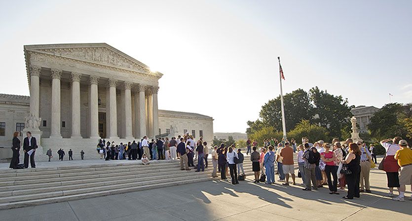 Corte Suprema de Estados Unidos suspende alegatos orales por coronavirus.