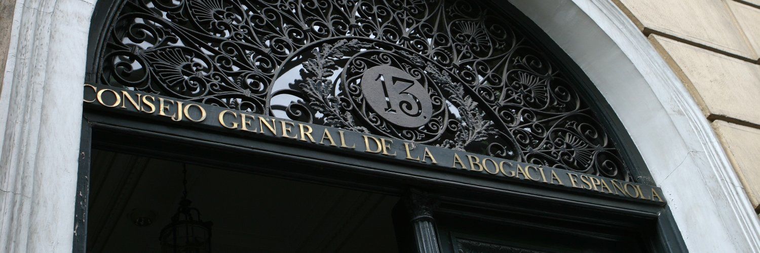 Consejo General de la Abogacía Española indica que los abogados independientes y servicios legales «urgentes» pueden continuar con sus labores.