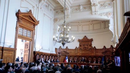 Multa aplicada por Inspección Provincial del Trabajo motivada por interpretación respecto de traslado de trabajadora que gozaba de fuero maternal, por cierre de local, entendiendo que era una alteración del lugar de prestación de servicios, es ilegal.