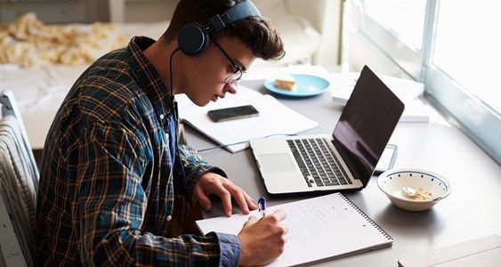 Un juzgado de Córdova (España) admite a trámite demanda de alumno de la Universidad de Córdoba por videovigilancia en exámenes online. Alega que se viola derecho a la intimidad del domicilio y que regulación no tiene base legal.