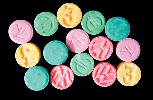 España: Condenan a dos personas a tres años de cárcel tras ser sorprendidos con más de 100 pastillas de droga.