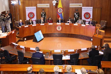 Corte Constitucional de Colombia aclara cuándo se puede limitar acceso a la prensa a audiencias judiciales. La regla es que se permita la entrada de periodistas y que limitaciones deben justificarse en la ley.
