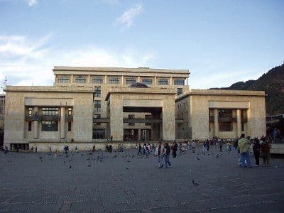 Corte Suprema de Colombia absolvió a un hombre que, en medio de una disputa con sus hijas con ofensas verbales, dio una palmada a una de ellas.
