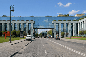 Tribunal Superior de Polonia determina que Juez no puede dictar sentencia en causas sobre cláusulas abusivas cuando el consumidor demandado comparece en rebeldía sin adoptar diligencias de oficio.