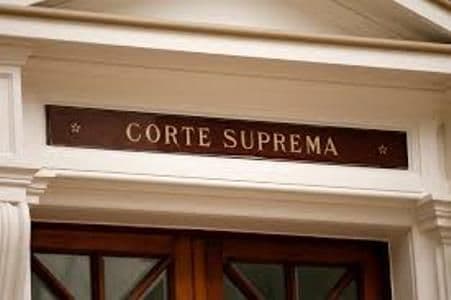 Sanción de nulidad del despido no rige si relación laboral se establece en base a contratos a honorarios celebrados por órganos de la administración del Estado.