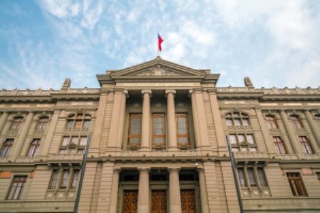 Si proceso de licitación pública no da como resultado la adjudicación a uno o más oferentes para contratar y a la brevedad se requiere el servicio de raciones alimenticias para escolares y párvulos, la autoridad administrativa puede contratar directamente