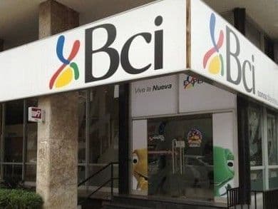 Juzgado laboral acoge demanda por despido injustificado de ejecutiva bancaria.