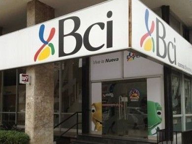 Juzgado laboral acoge demanda por despido injustificado de ejecutiva bancaria.