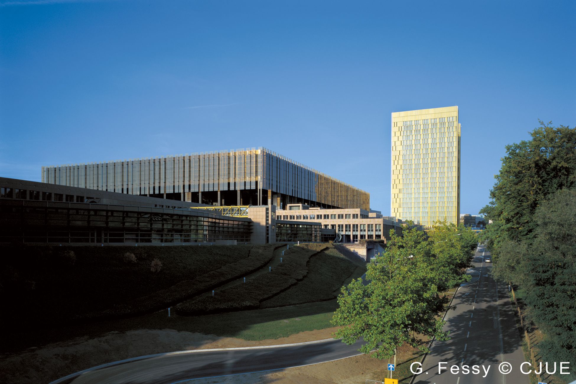 TJUE indica que la prohibición general de discriminación por razón de la nacionalidad no puede ser invocada para impugnar una cláusula establecida en un contrato.