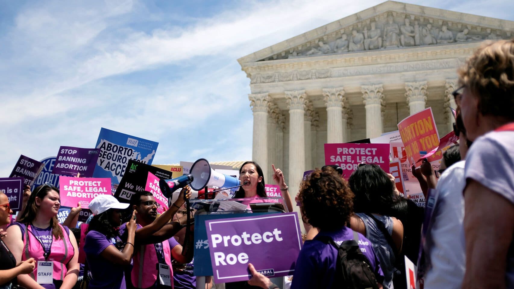 Corte Suprema de Estados Unidos declara inconstitucional ley que restringía el aborto.