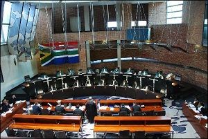 Corte Constitucional de Sudáfrica declaró inadmisible consulta sobre constitucionalidad de potestades reglamentarias del ejecutivo en estado de emergencia.
