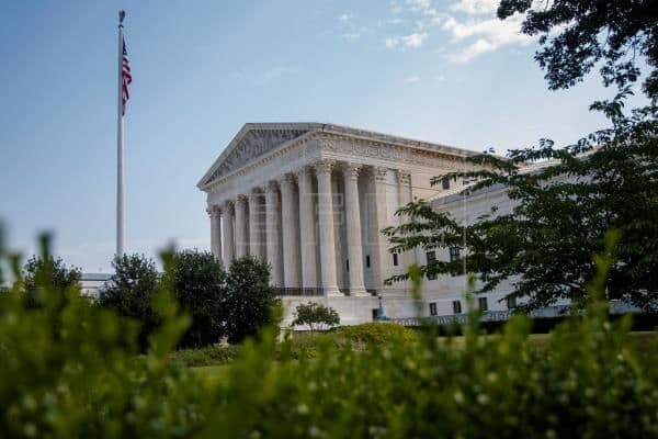 Corte Suprema de Estados Unidos deniega la libertad de voto a los miembros del Colegio Electoral.