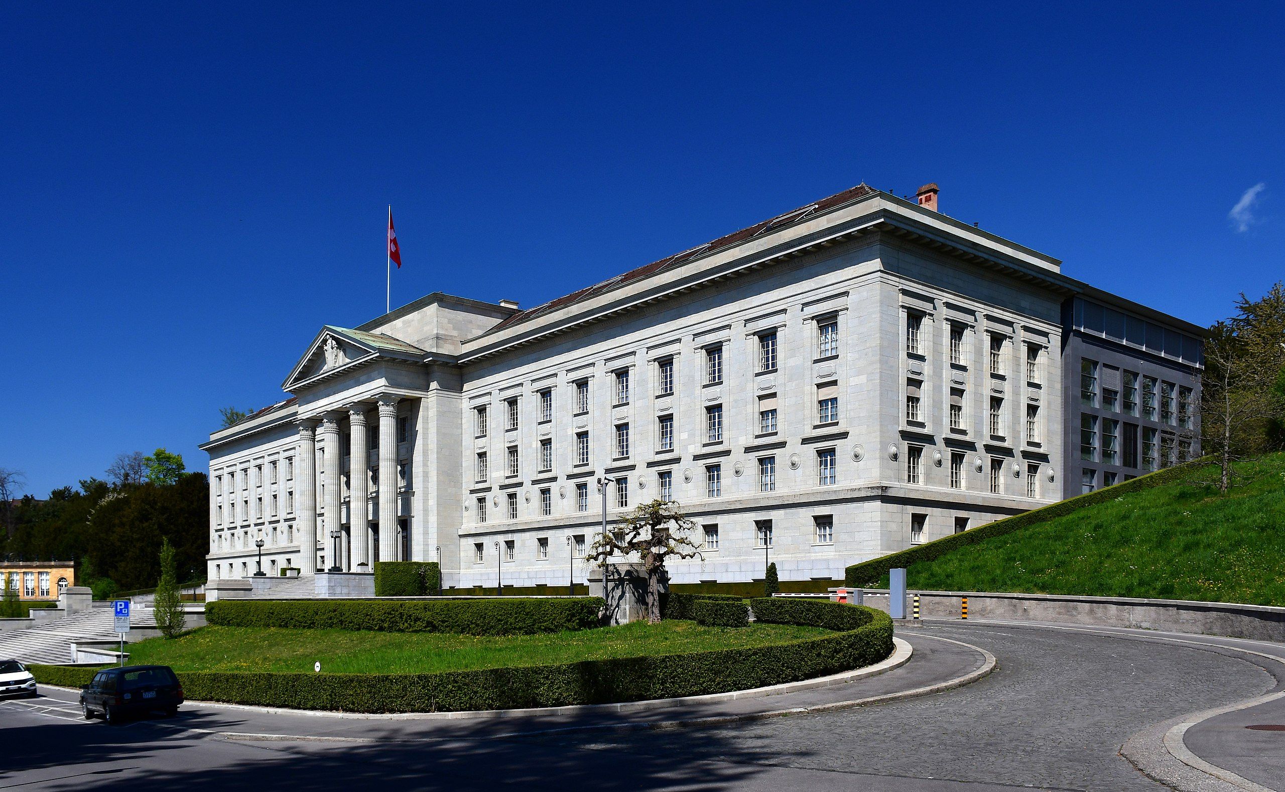 TEDH: Suiza no ha violado la Convención al prohibir temporalmente la entrada al país a un condenado por delito relacionado con drogas.