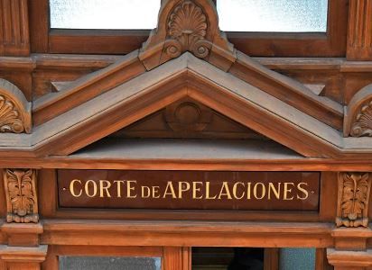 Corte de Apelaciones de Santiago confirma fallo que acogió tutela laboral de recepcionista de colegio.