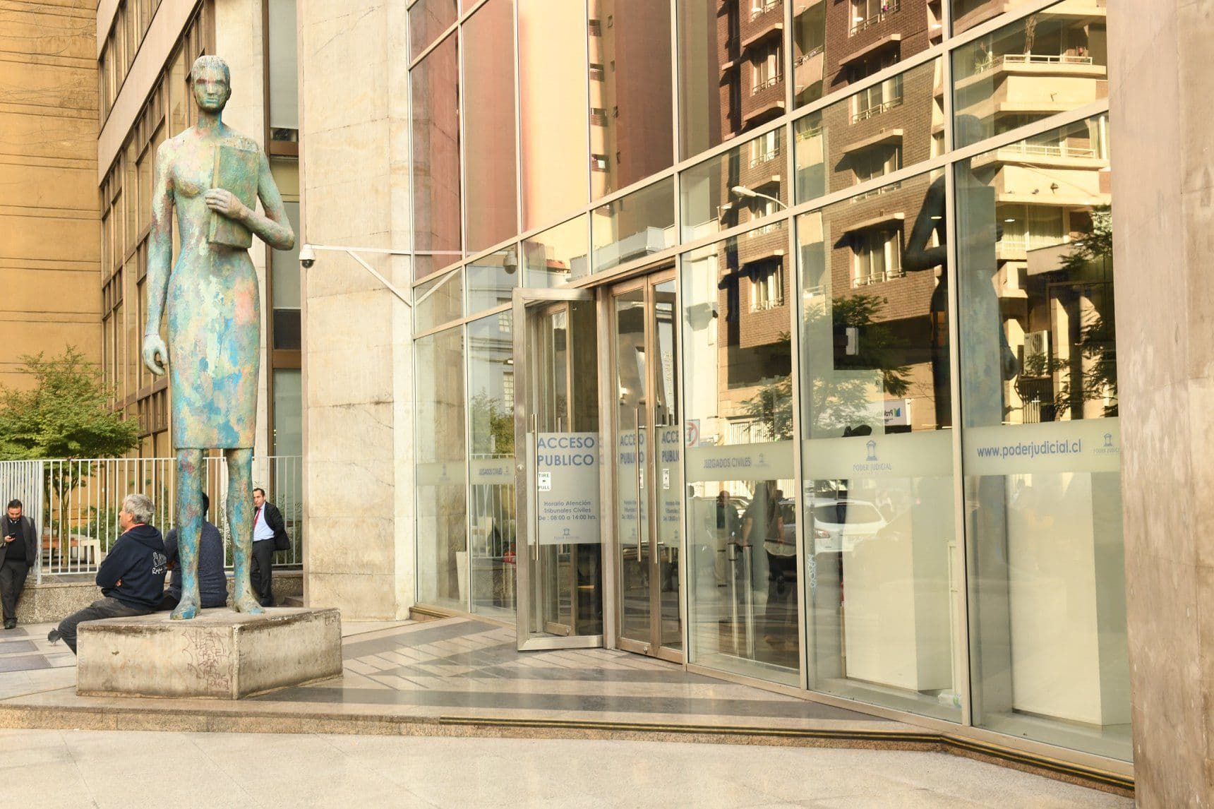 Juzgado civil ordena al Fisco indemnizar a viuda de fallecido en operativo policial ilegal.