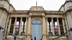 Asamblea Nacional de Francia aprueba ley que autoriza romper deber de secreto médico para denunciar violencia intrafamiliar.